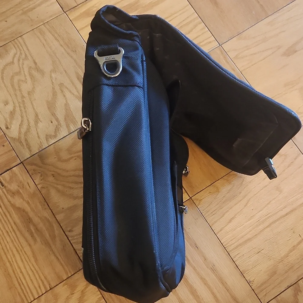 Tumi Expandable Briefcase Messenger Travel Pilot Laptop Bag Nylon Black!